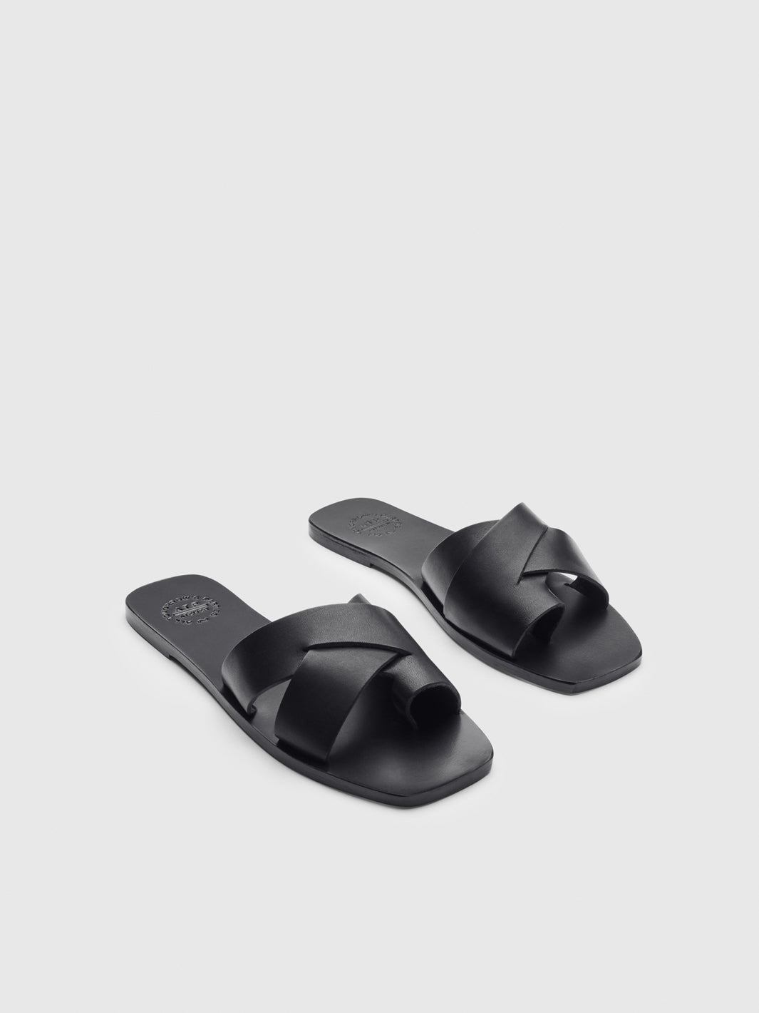 Fonte Black Leather Flat sandals